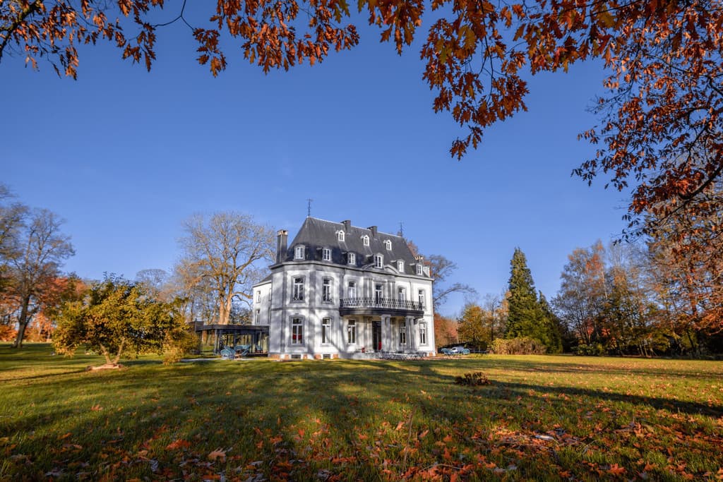 Le Château de la Louveterie et son parc en automne