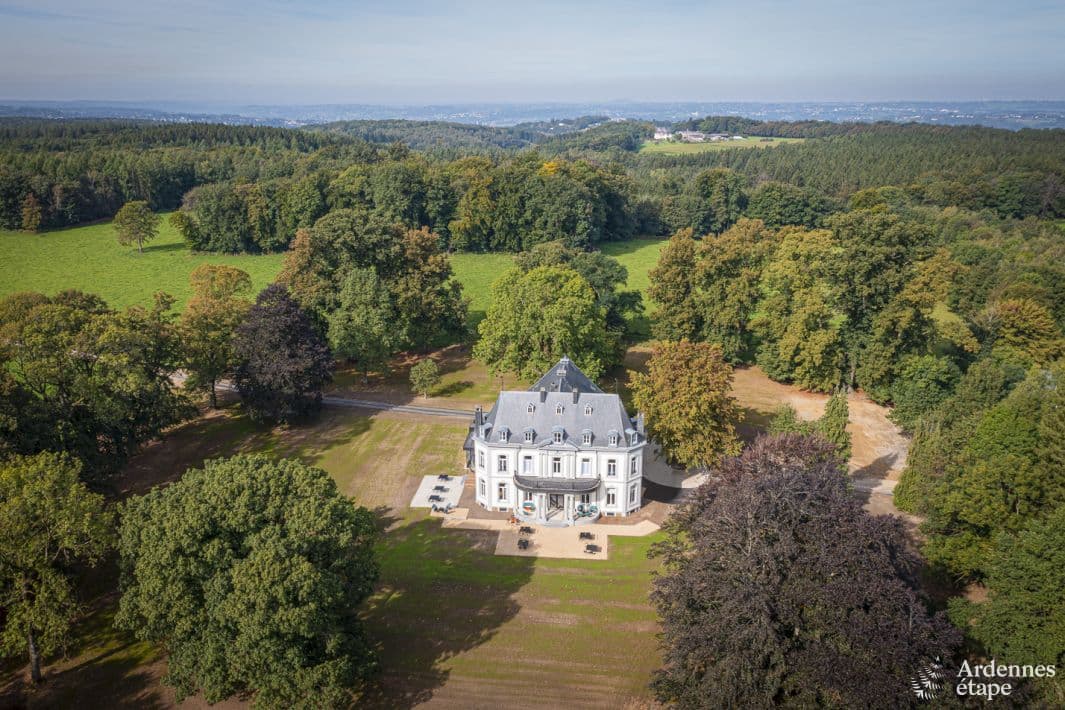 Le Château de la Louveterie entouré de son parc et des forêts des Ardennes belges