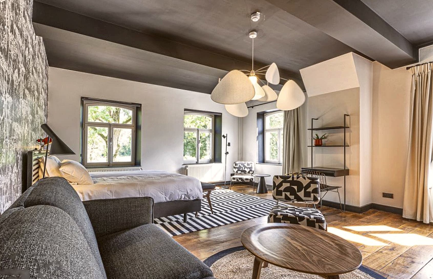 Chambre 7 — Suite familiale, lit double + divan-lit, privée ou partagée à deux entre femmes