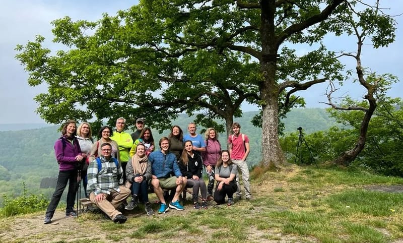 Photo de groupe au sommet de la colline