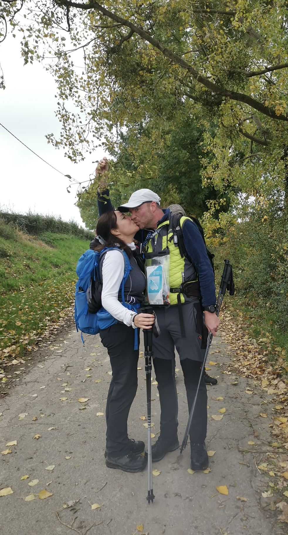 Couple de randonneurs s'embrassant sur le chemin