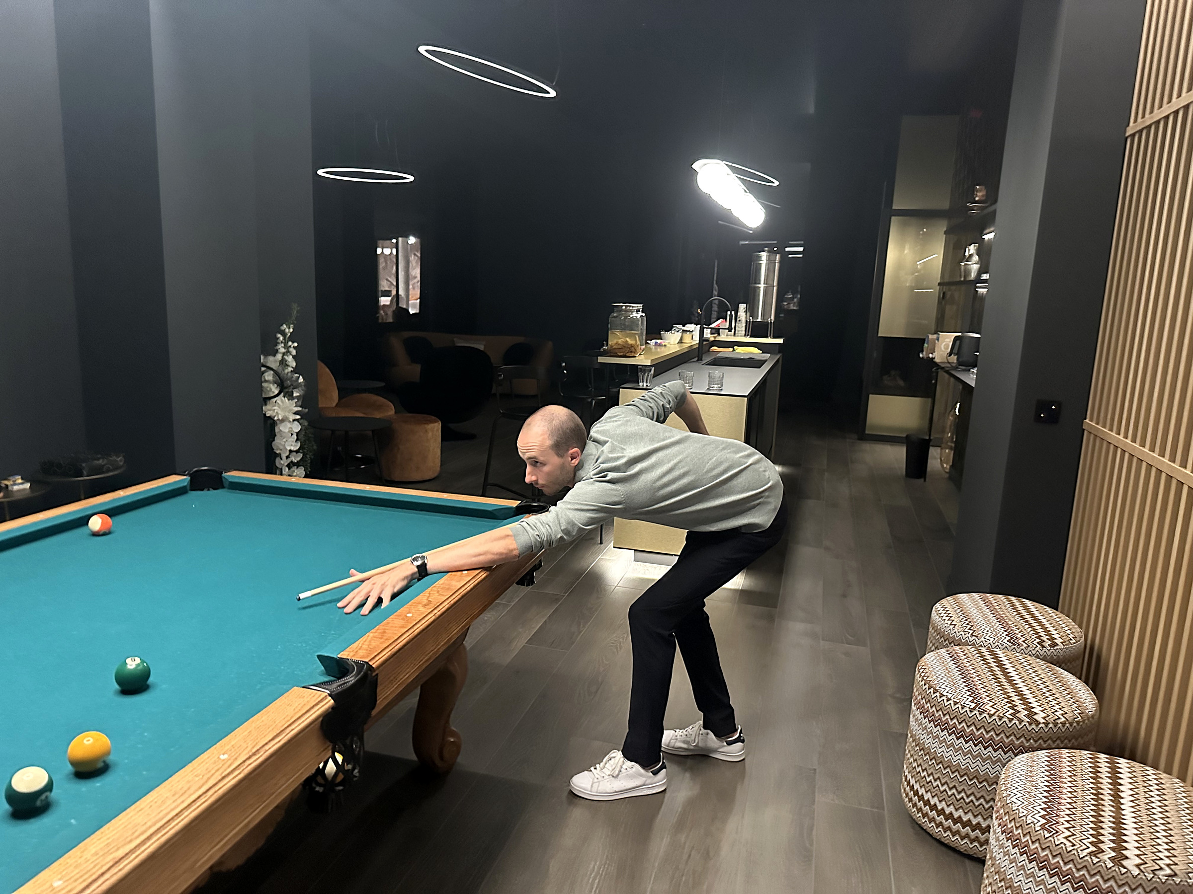 Partie de billard dans le salon du château