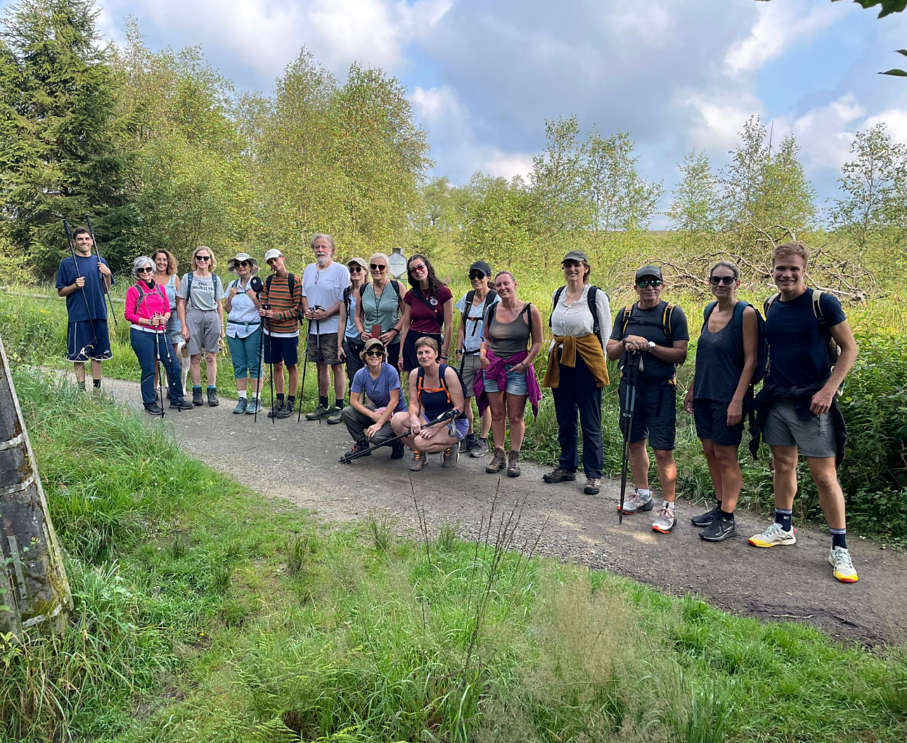 Photo de groupe des participants sur un chemin