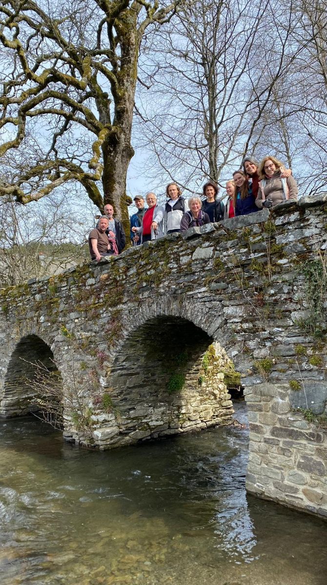 Groupe sur le pont en pierre