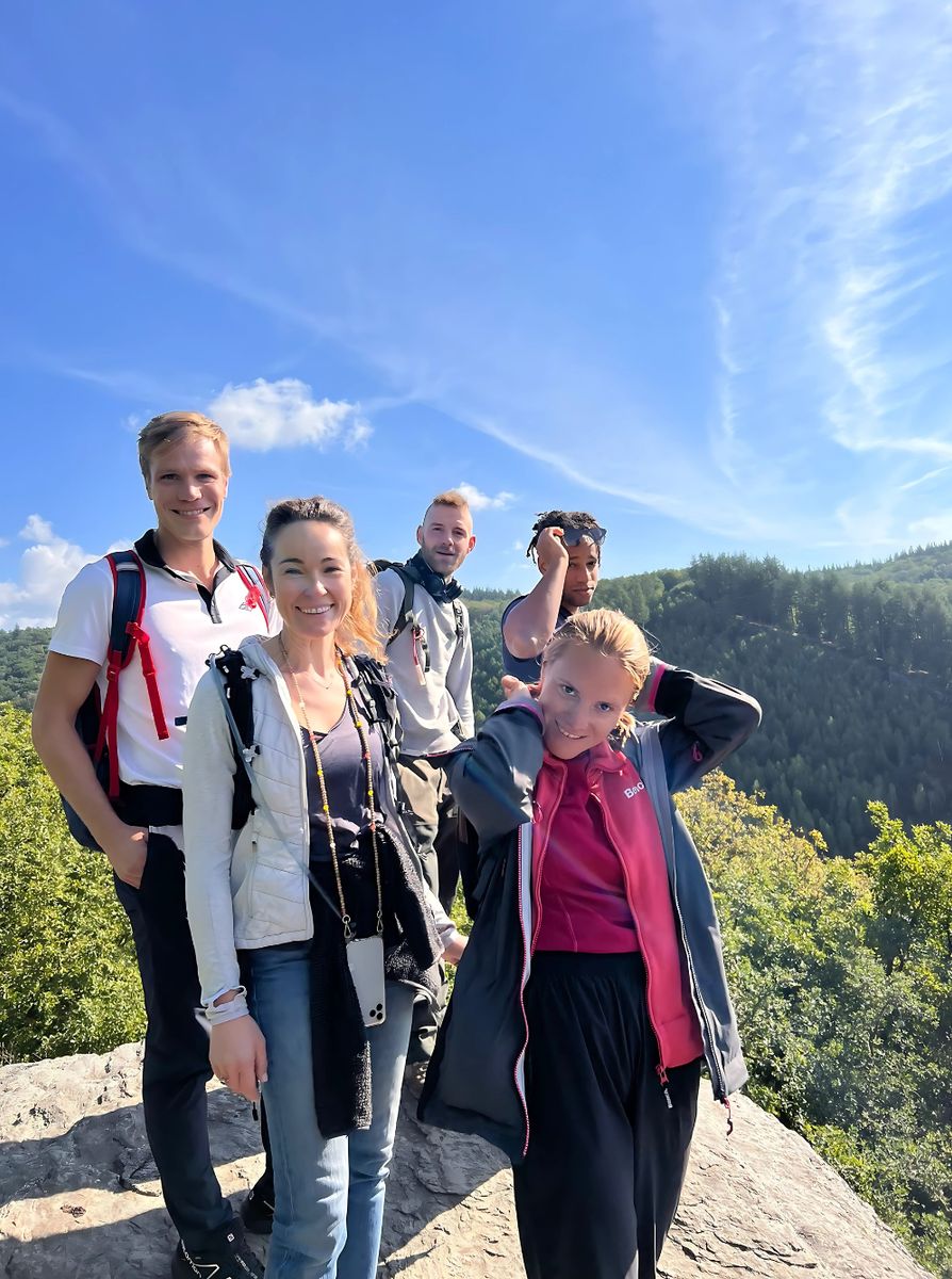 Groupe au sommet d'un rocher avec vue panoramique