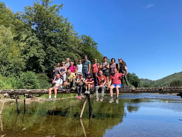 Groupe sur un pont au-dessus de la rivière