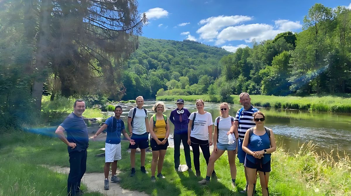 Groupe au bord de la rivière