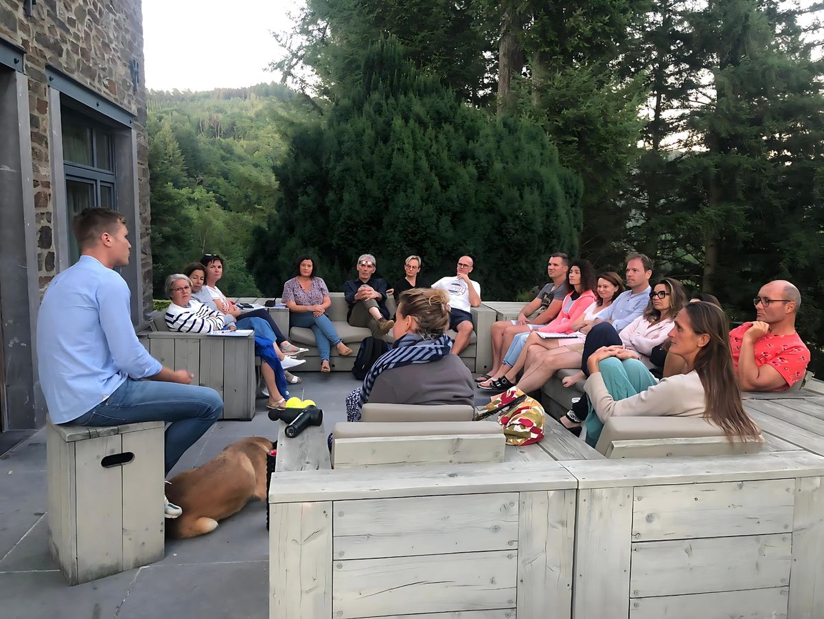Conférence en plein air sur la terrasse