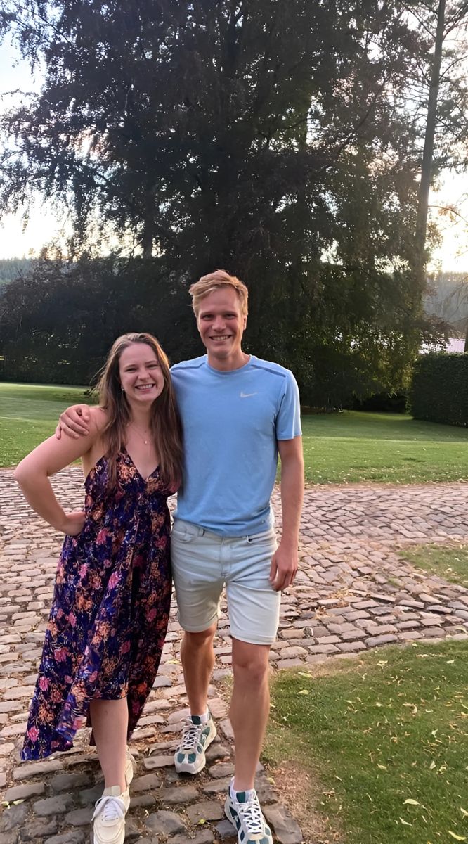 Participants dans le parc du château