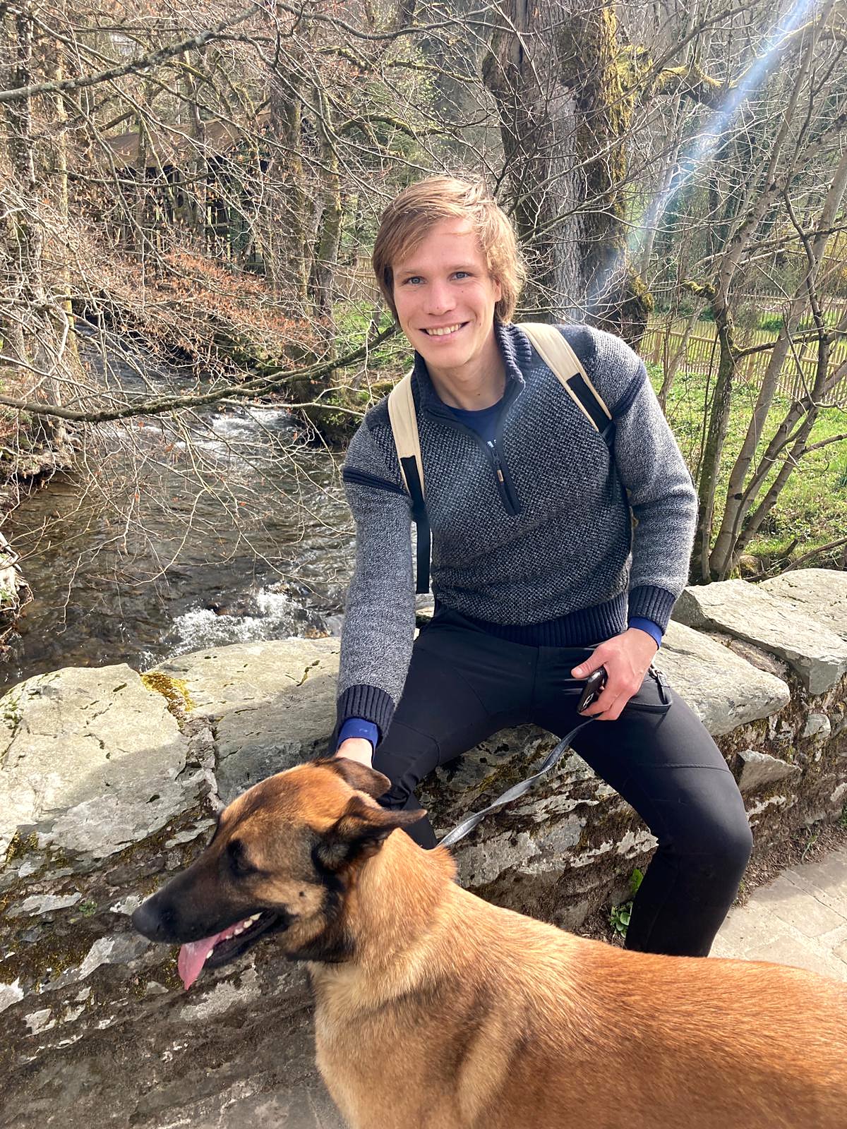 Randonnée avec chien au bord du ruisseau