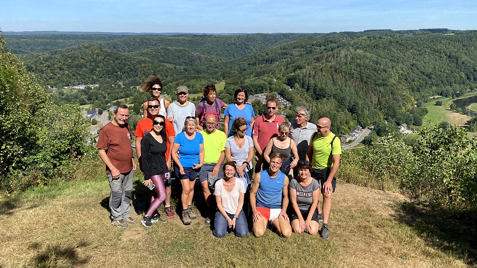Photo de groupe panoramique sur la colline ardennaise