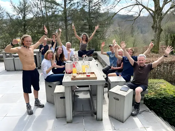 Groupe joyeux bras levés sur la terrasse du château