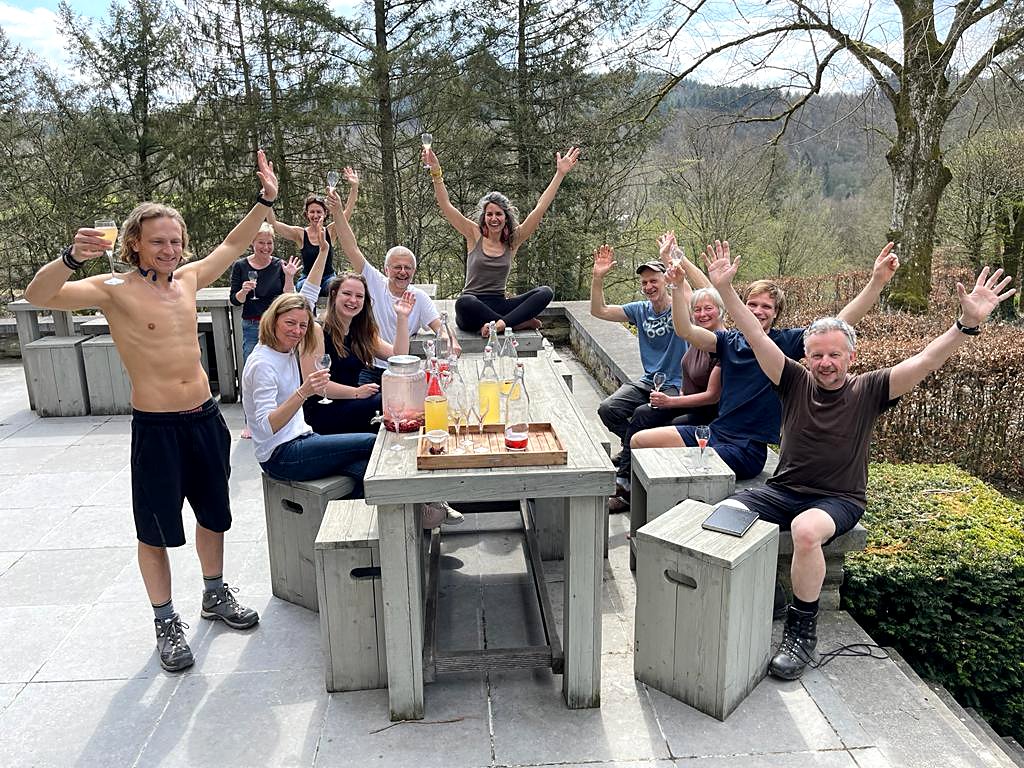 Groupe joyeux bras levés sur la terrasse du château
