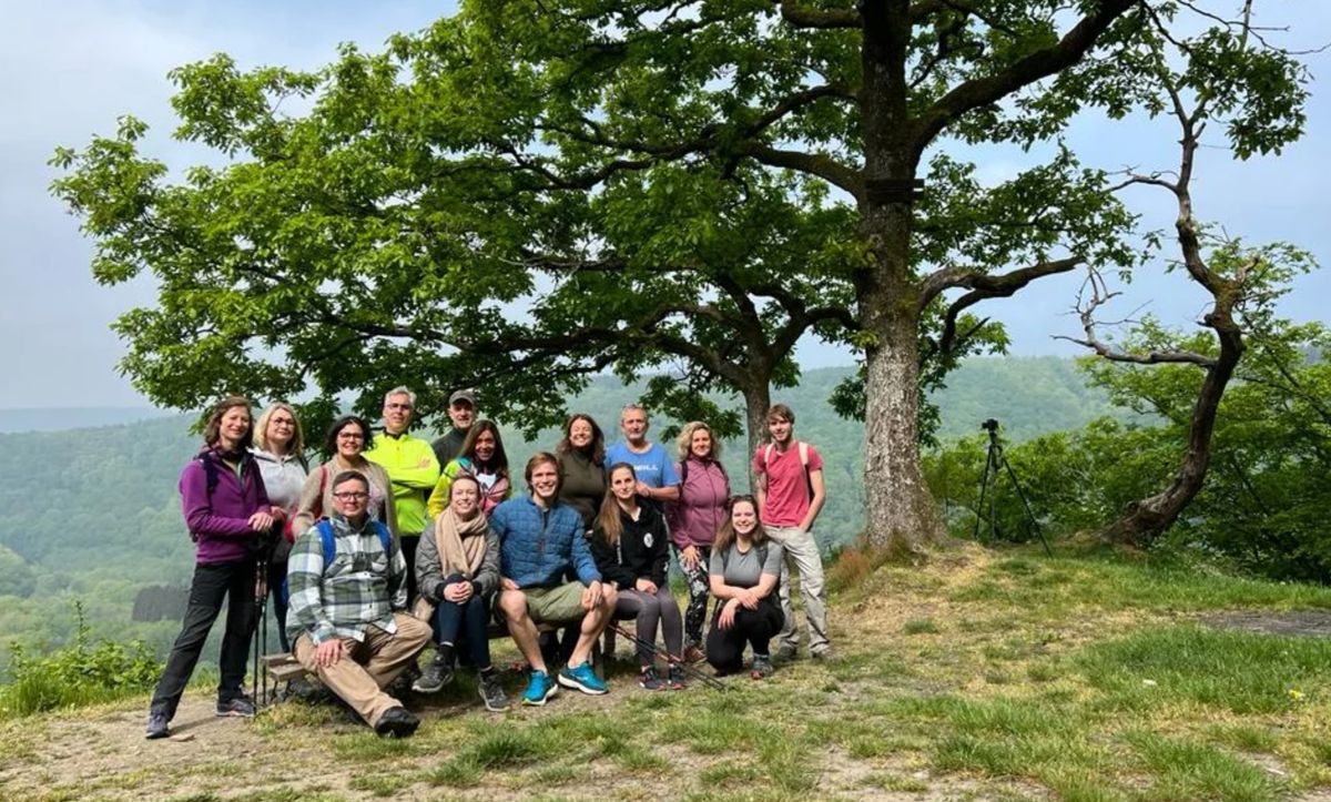 Photo de groupe sous un arbre
