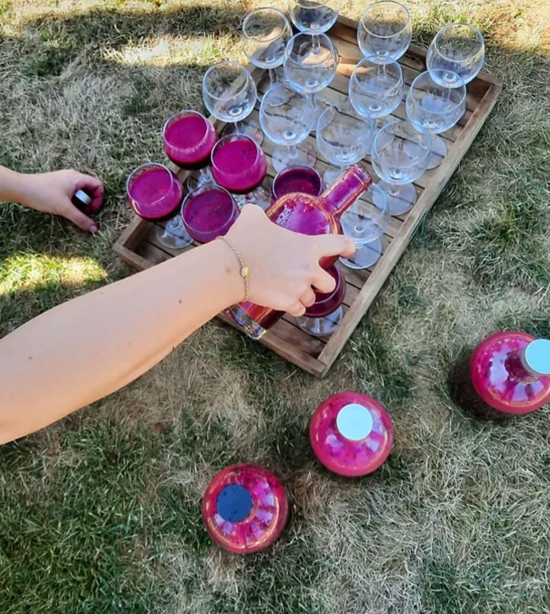 Jus de betterave servis sur l'herbe